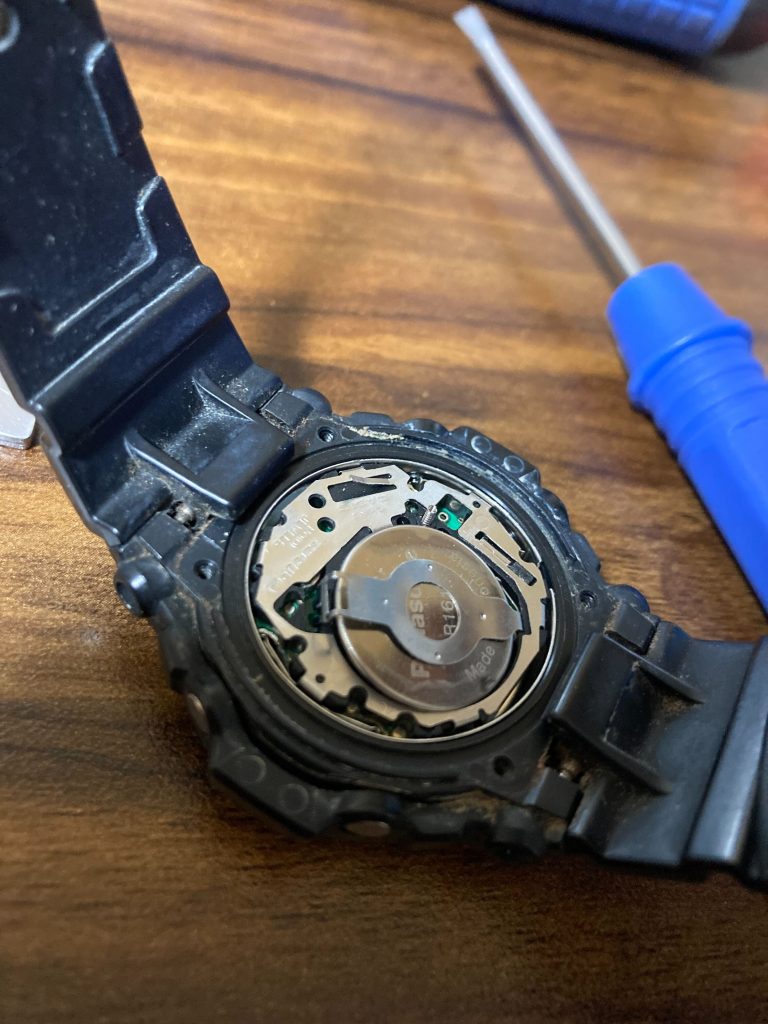 電池の留め具を外す